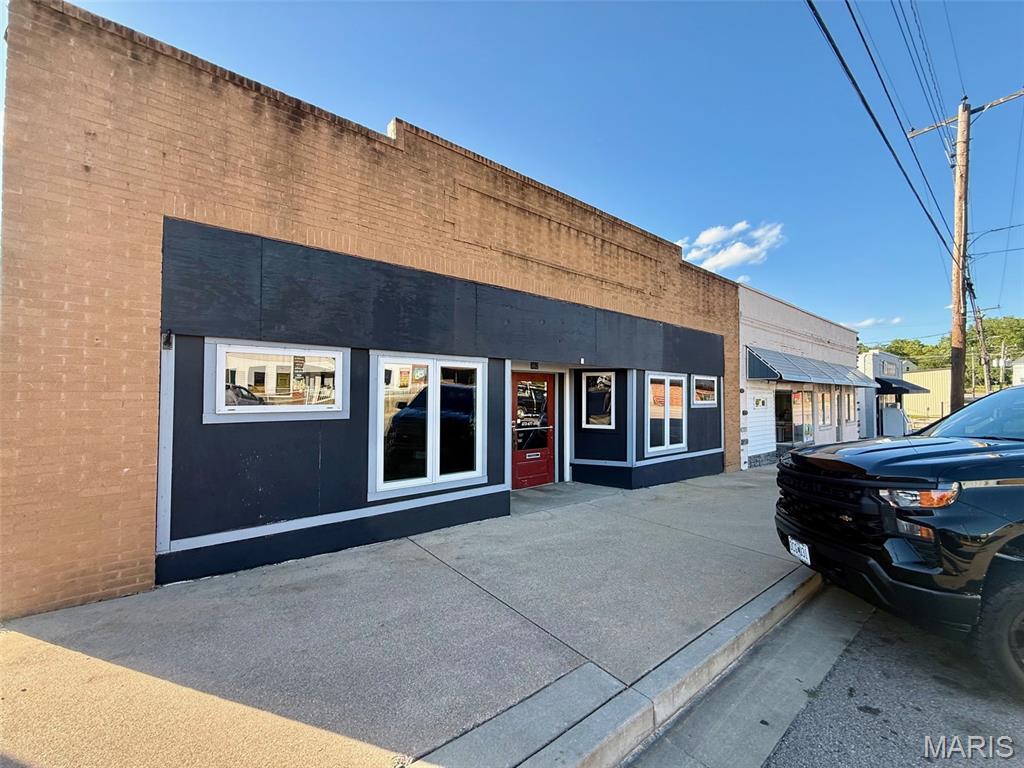 362 E Pine St, Bourbon, MO 65441