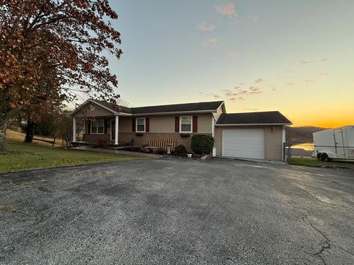 411 Lakeland Dr, Bluefield, WV, 24701-6821 | Card Image