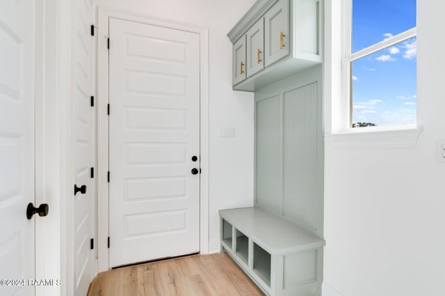 Garage entry area | Image 21