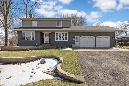 1105 Maple St, Robins, IA, 52328-4716 | Card Image