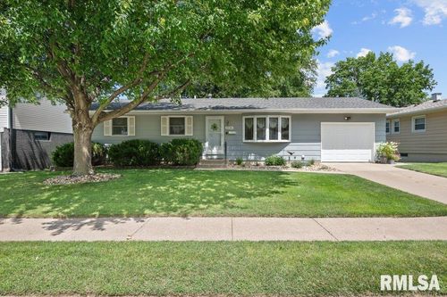 2236 W Columbia Ave, Davenport, IA, 52804-1516 | Card Image
