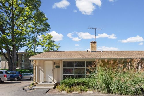 f-924 Milwaukee Ave, Libertyville, IL, 60048-1954 | Card Image