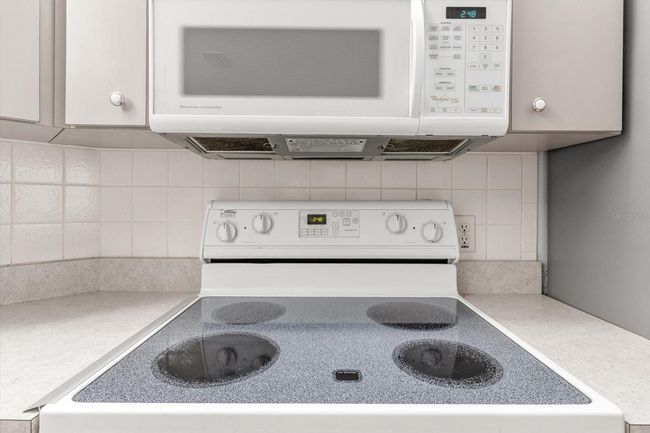 Microwave over Stove | Image 19