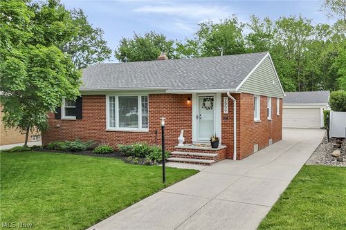 7559 Farnum Ave, Middleburg Heights, OH, 44130-6427 | Card Image