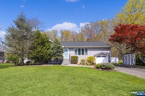 11 Carl Dr, Fairfield, NJ, 07004-1507 | Card Image