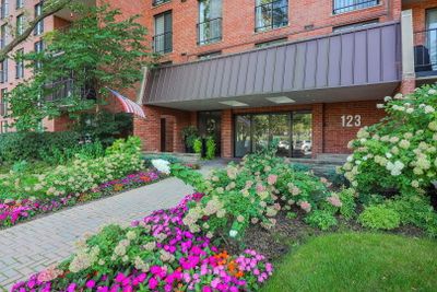 413 - 123 Acacia Circle, Condo with 2 bedrooms, 2 bathrooms and 1 parking in Indian Head Park IL | Image 2