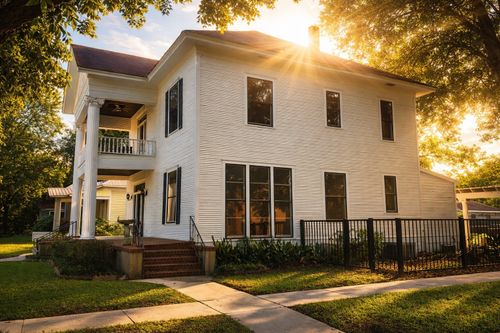 307 Burleson St, Smithville, TX, 78957-1544 | Card Image