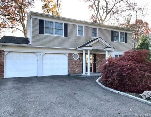 28 Cedarwood Ln, Commack, NY, 11725-5618 | Card Image