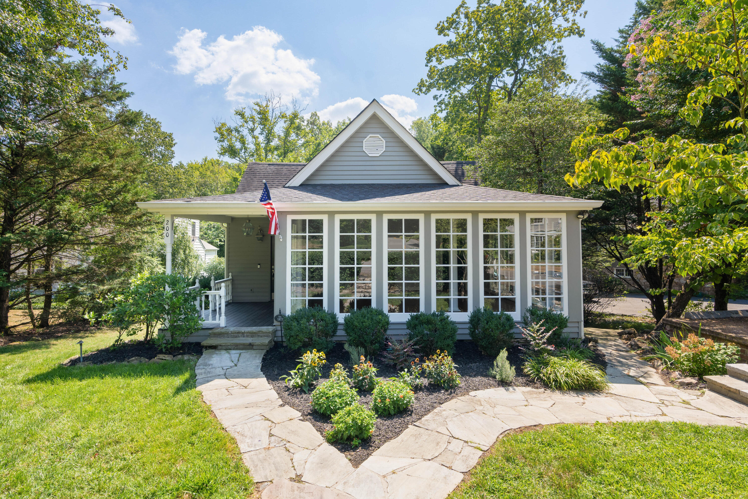Brow Rd, Lookout Mountain, TN 37350