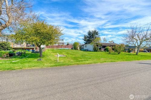 698 Kendor Dr, Point Roberts, WA, 98281-8405 | Card Image