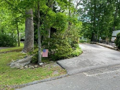 4224 E Parkway, Gatlinburg, TN, 37738-6426 | Card Image