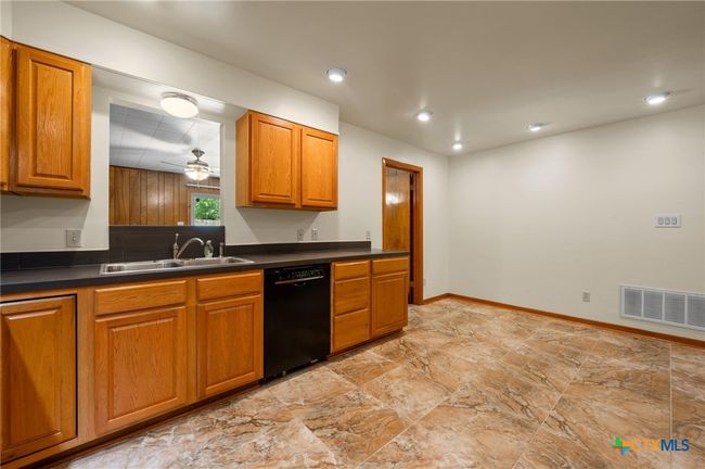 201 Hillcrest Dr, House other with 4 bedrooms, 2 bathrooms and null parking in Luling TX | Image 9