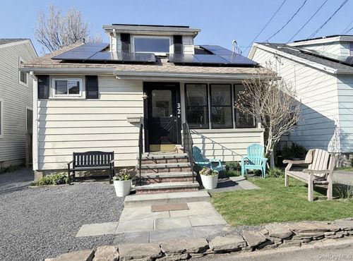 32 9th Ave, Sea Cliff, NY, 11579-1118 | Card Image