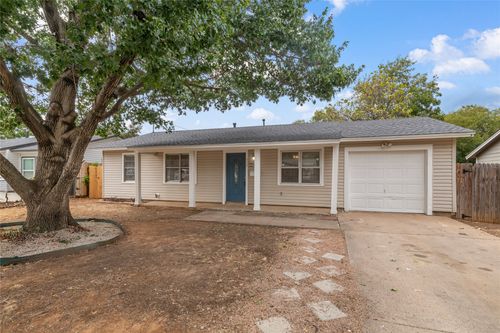 517 Aransas Dr, Euless, TX, 76039-7516 | Card Image
