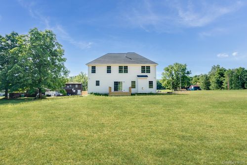 989 Freedom Rd, Pleasant Valley, NY, 12569-7630 | Card Image