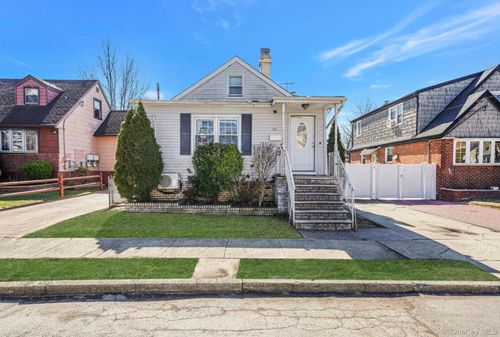 32 Cumberland Pl, Valley Stream, NY, 11580-2920 | Card Image