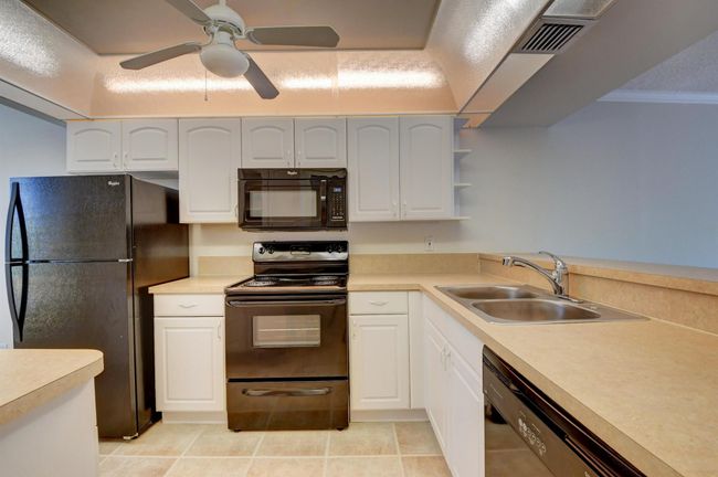 UNIT-202 - 16 Royal Palm Way, Condo with 2 bedrooms, 2 bathrooms and null parking in Boca Raton FL | Image 11
