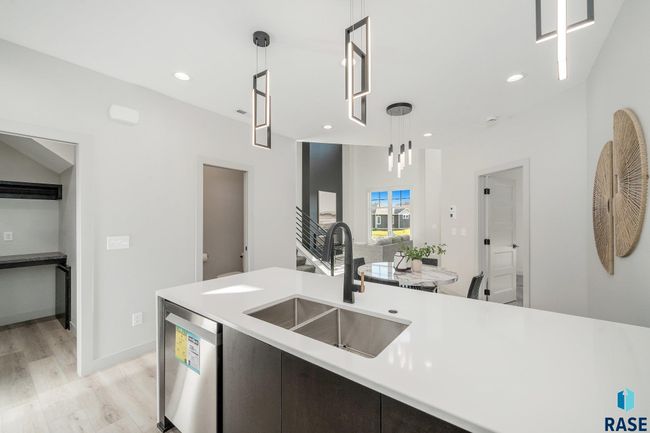 8613 W Shoreline Pl, Townhouse with 3 bedrooms, 3 bathrooms and null parking in Sioux Falls SD | Image 5