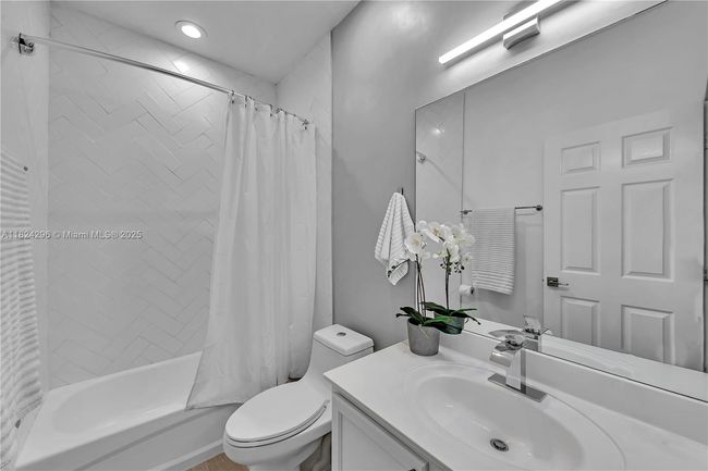 APT-209 - 11401 Nw 89 Th St, Home with 2 bedrooms, 3 bathrooms and null parking in Doral FL | Image 17
