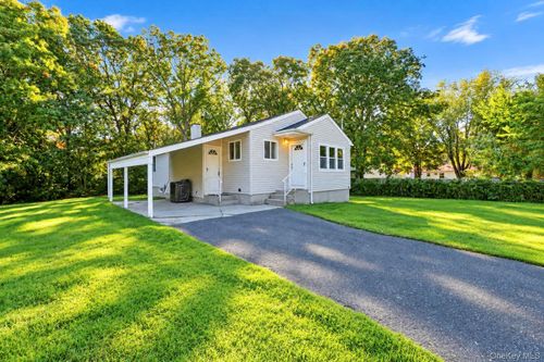 384 Locust St, Central Islip, NY, 11722-4833 | Card Image