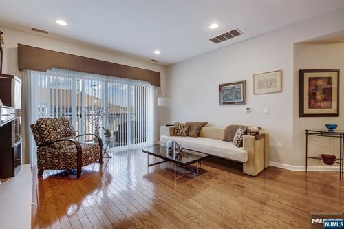 fl-new-10402 Warrens Way, Wanaque, NJ, 07465-1643 | Card Image