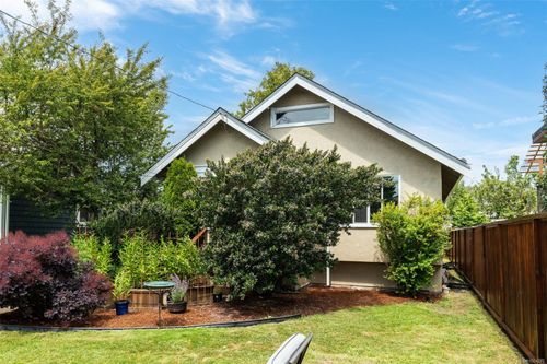1484 Edgeware Rd, Victoria, BC, V8T2J5 | Card Image