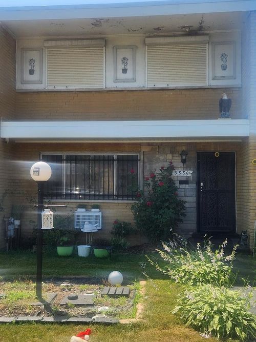 9556 S Colfax Ave, Chicago, IL, 60617-4964 | Card Image