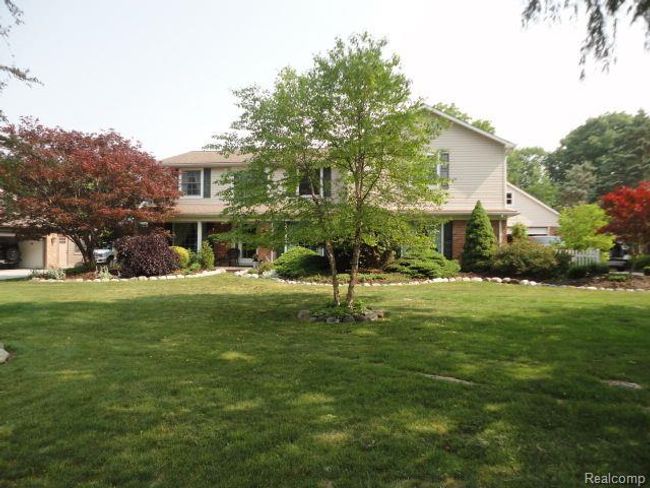 8842 Thorntree Drive, Home with 4 bedrooms, 3 bathrooms and null parking in Grosse Ile Twp MI | Image 3