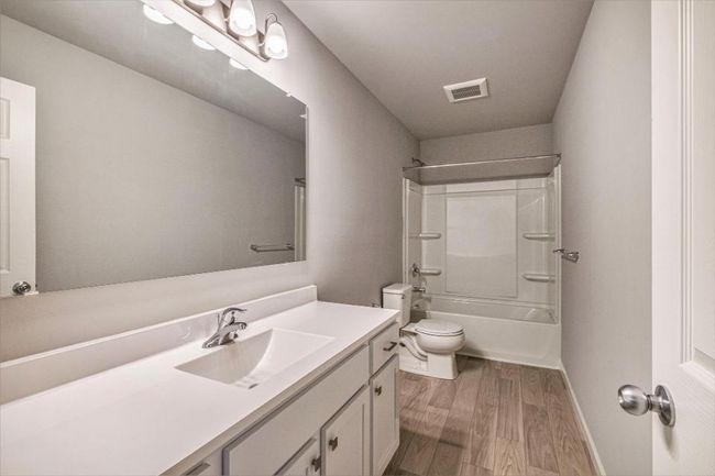20-VLN002-i2280-Primary Bath | Image 11
