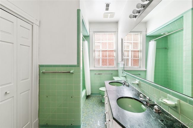 Upstairs Hall Bath and Laundry Closet | Image 40