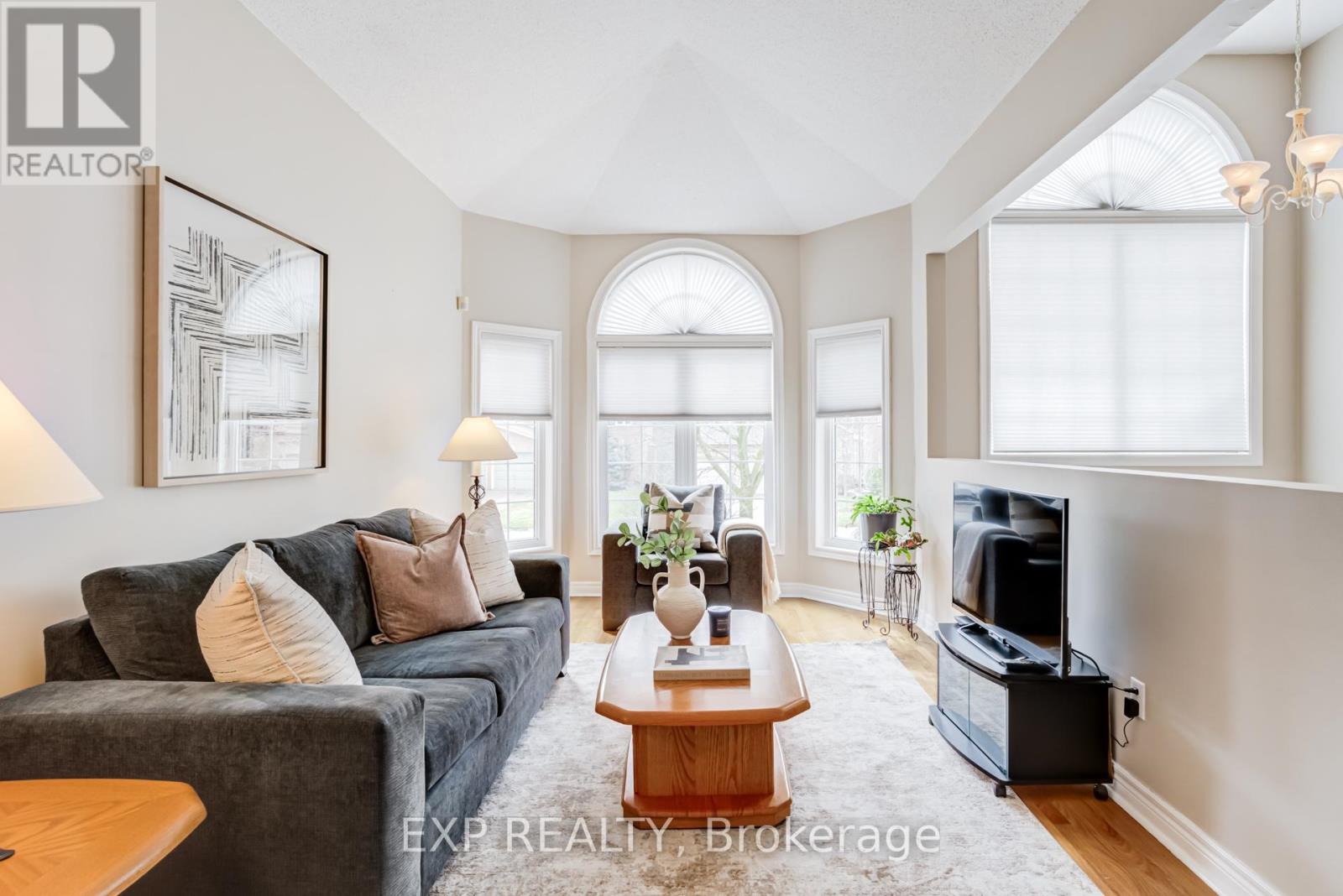 Residential in Caledon (Bolton East) 4
