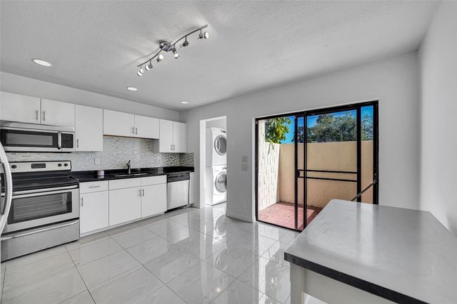225 - 225 Se 11 Th Ave, Townhouse with 2 bedrooms, 3 bathrooms and null parking in Pompano Beach FL | Image 7