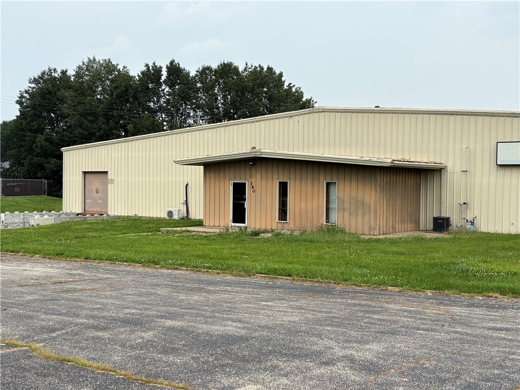 160 S State Route 121, Warrensburg, IL 62573