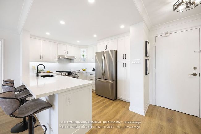602 - 11 Townsgate Dr, Condo with 2 bedrooms, 2 bathrooms and null parking in Vaughan ON | Image 4