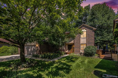 7446 Pepper Crk, West Bloomfield, MI, 48322-1072 | Card Image