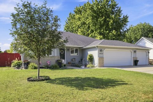3032 37th Ave S, Fargo, ND, 58104-7047 | Card Image