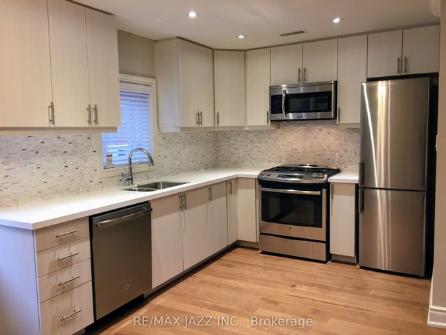 202 - 1303 Bayview Ave, Home with 2 bedrooms, 1 bathrooms and null parking in Toronto ON | Image 9