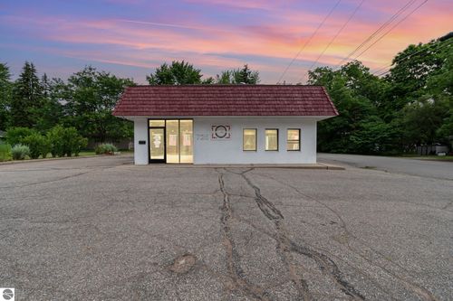 725 E Center St, Ithaca, MI, 48847-1511 | Card Image