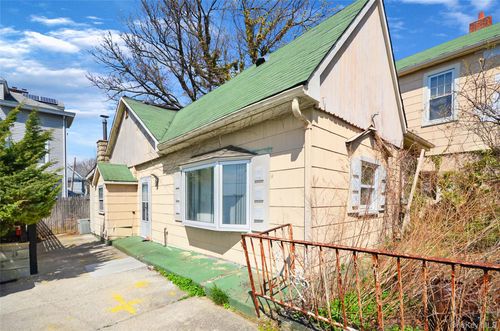 99 Rochelle St, Bronx, NY, 10464-1600 | Card Image