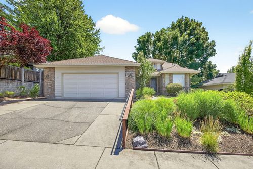 3218 Larue Dr, Medford, OR, 97504-5748 | Card Image