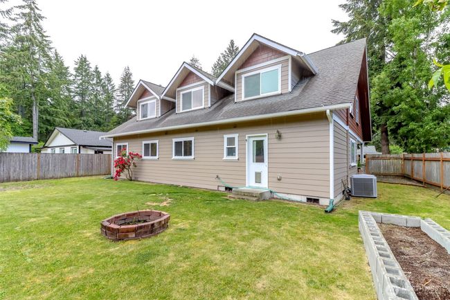 Large fully fenced yard, level with garden space, fruit trees | Image 4