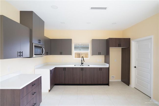 2304 San Pascual St, House other with 3 bedrooms, 2 bathrooms and 1 parking in San Juan TX | Image 5