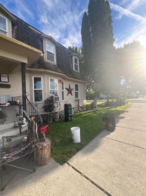 200 E 3rd St, Grandview, WA, 98930-1310 | Card Image