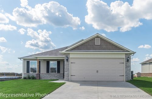 8311 E Queens St, Broken Arrow, OK, 74014-2565 | Card Image
