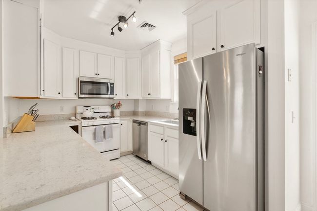 UNIT-2 - 122 E Squantum St, Condo with 3 bedrooms, 3 bathrooms and 1 parking in Quincy MA | Image 5