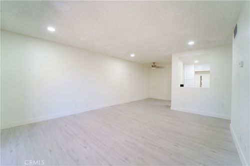 apt-b211-600 W 3rd St, Santa Ana, CA, 92701-8231 | Card Image