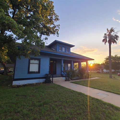 615 E Washington St, Giddings, TX, 78942-2743 | Card Image