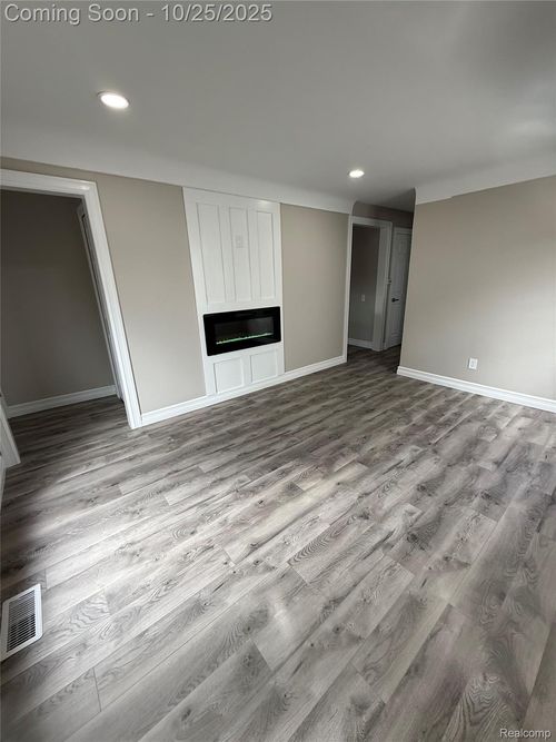 1427 E Madge Ave, Hazel Park, MI, 48030-2113 | Card Image