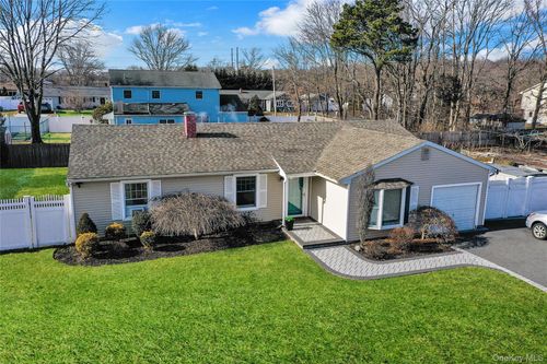 92 Bellwood Ave, S Setauket, NY, 11720-1136 | Card Image