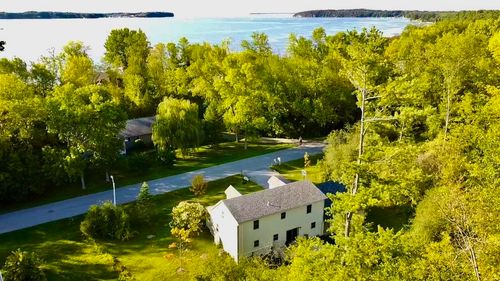 33 Clearwater Cir, Shelburne, VT, 05482-7800 | Card Image